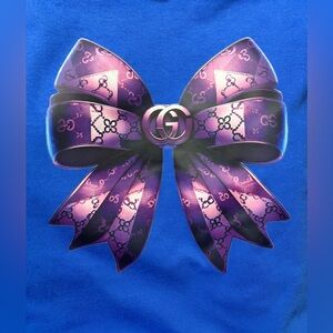 NEW Size Medium Gucci Purple Bow Graphic Tee - Blue Background